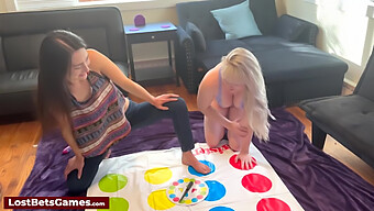 Lesbianas Juegan Al Desnudo De Twister Después De Perder Una Apuesta