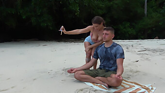 Een Toevallige Ontmoeting Leidt Tot Slordig Oraal Plezier Op Het Strand.