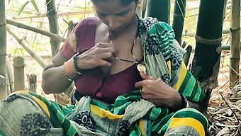 La Femme Du Village Desi Devient Coquine Dans Les Bois