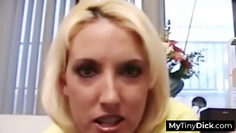 Blonde Seksi Memberikan Blowjob Kepada Lelaki Dengan Zakar Kecil Dalam Video Porno Yang Eksplisit Ini