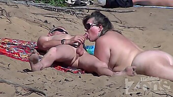 Los Nudistas Disfrutan De Una Mamada Secreta En La Playa